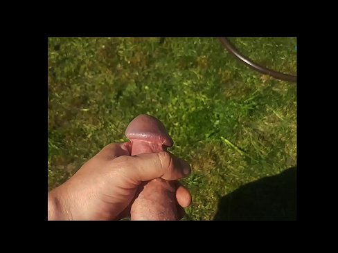 ❤️ Una guapa calenta es folla el seu cony rosa i es corre amb un esquitxat en un jardí d'estiu ❤️❌ Vídeo anal al porno ca.tubesexer-com.ru ❌️